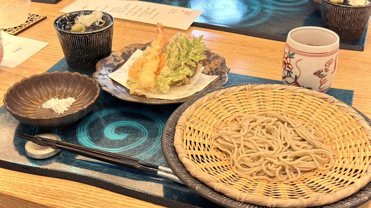 蕎麦ざると天麩羅、蕎麦猪口が並ぶ蕎席 雅山の夏のテーブル