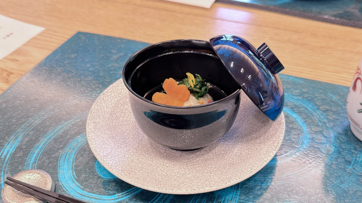 蓋付きの紺の椀を白い皿にのせた、蕎席 雅山の夏の盛り付け