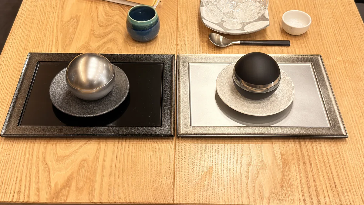 シルバーとマットブラックのまんまる椀を盆に置いた、蕎席 雅山の夏の器
